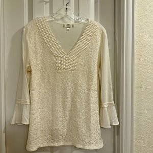 White Shannon Ford, New York V-neck shirt. Size L.